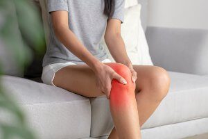 woman with painful injury to knee